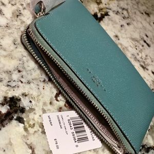 Coach wristlet *Brand new